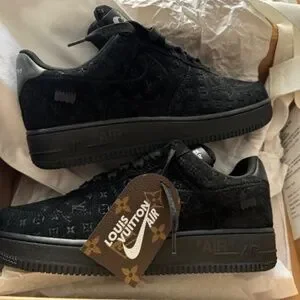 LOUIS VUITTON エアフォース 1 黒 スエード The Louis Vuitton x Nike Air Force 1 by Virgil Abloh in